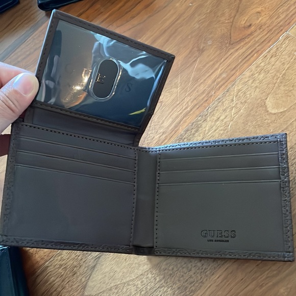 Guess leather mens wallet *free gift with purchase - Picture 4 of 6